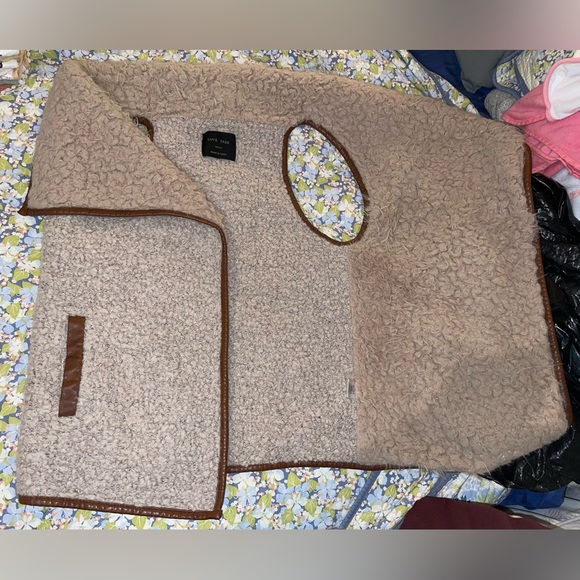Love Tree winter vest-jacket. Size small. No tears or stains. Gently used. - Picture 3 of 4